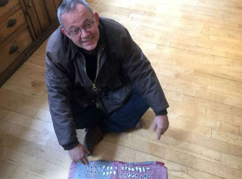 Didier Francois mostra o jogo de xadrez improvisado