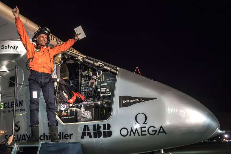 O Solar Impulse 2, pilotado por um dos seus criadores, o suíço Bertrand Piccard, voou durante três dias e três noites, saindo do Havaí, e percorreu 4.528 quilômetros