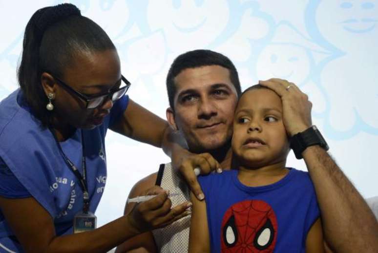 Rio de Janeiro - Roberto Marques levou seu filho Robert Marques, de 4 anos, para receber a imunização contra a gripe na clínica da família Sérgio Vieira de Mello, região central da cidade 