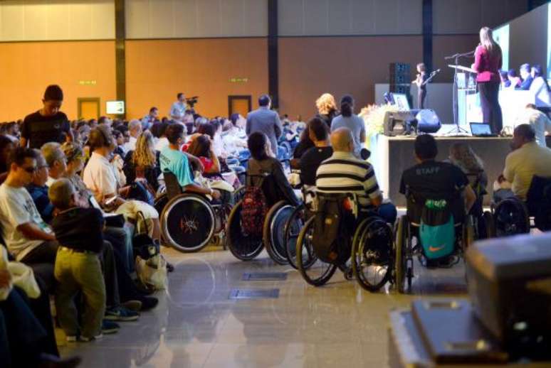 Cadeirantes assistem a uma das Conferências Conjuntas  de  Direitos  Humanos