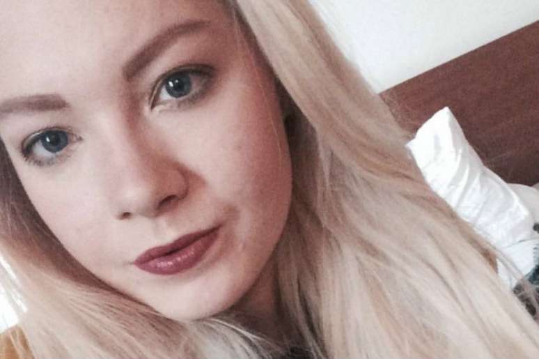 Katy, como muitas outras pessoas com acne, usa maquiagem para cobrir espinhas e marcas na pele