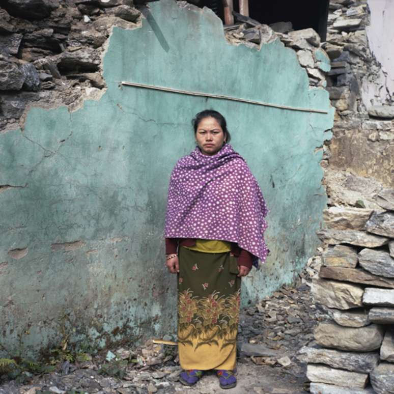 Laxmi Gurung tem 30 anos e é dona de um pequeno hotel em Baluwa, Gorkha. Ela usou os alimentos de seu empreendimento para cozinhar para os vizinhos.