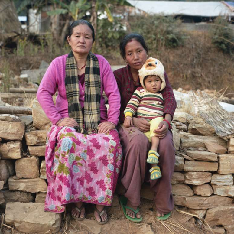 A professora de escola primária Dhan Kumari Magar, de 44 anos, ajudou a resgatar Krishna Thapa, de 28, e seu bebê. 