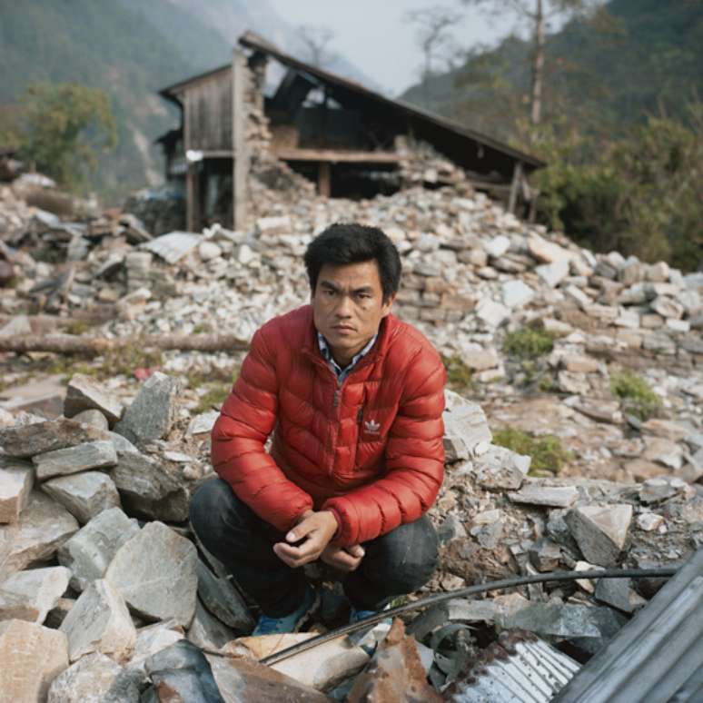 Christian Aid Chandra Ghale, empregado da construção civil de 32 anos de Baluwa, Gorkha, participou de uma pequena equipe de buscas formada logo após o terremoto. Ele ajudou a organizar a comunidade e distribuir donativos quando eles chegaram.