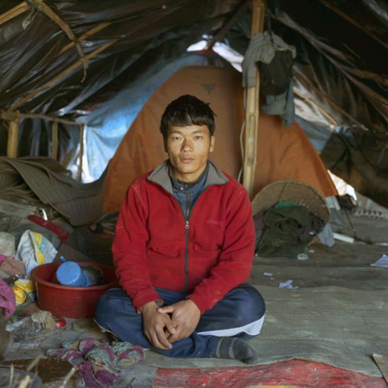 O vilarejo de Sagar Tamang foi completamente destruído. Ele fazia parte de um pequeno grupo que que ajudou a montar um acampamento temporário para sua comunidade, na periferia de Dhading. 