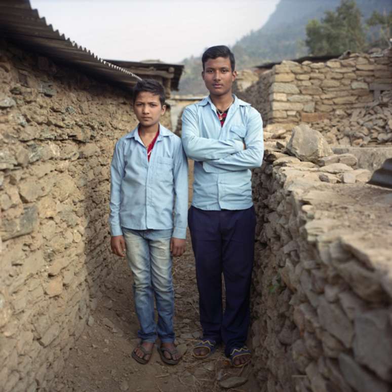 Ranjit Bishokarma (esquerda) e Rakesh Lamicchane, 17 anos, fez parte de um grupo de treinamento para emergências e reagiu rapidamente quando o segundo terremoto ocorreu, em 12 de maio.
