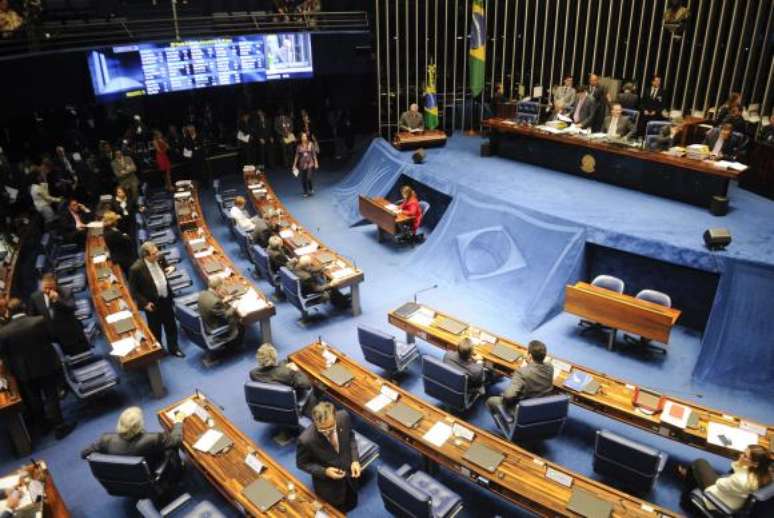 Segundo pesquisa, 33% dos brasileiros consideram que os senadores são mais bem preparados do que os deputados para avaliar o processo de impeachment da presidente Dilma Rousseff