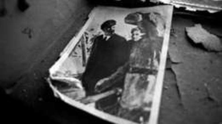 Retrato de L&ecirc;nin no ch&atilde;o de um apartamento em Pripyat