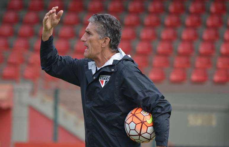 Técnico argentino focou no rival das oitavas de final da Libertadores no treino desta terça-feira, que foi fechado. Dúvida no gol e no meio de campo para a partida