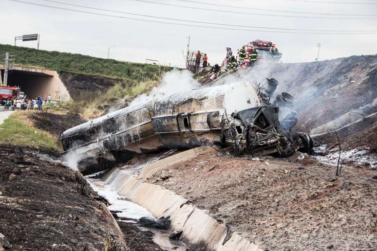 Caminhão-tanque tomba e explode na alça de acesso do Trecho Leste do Rodoanel para a Rodovia Ayrton Senna, em Itaquaquecetuba (SP), na manhã desta terça-feira (26).