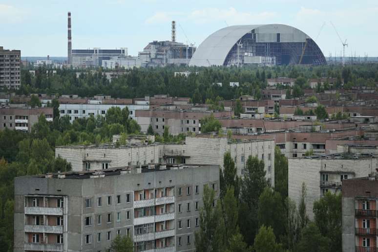 Arco metálico é construído na planta da usina de Chernobyl para impedir o vazamento de material radioativo