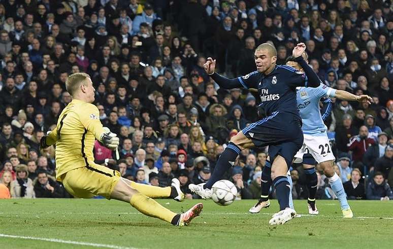 Hart salva o que seria o gol de Pepe para o Real