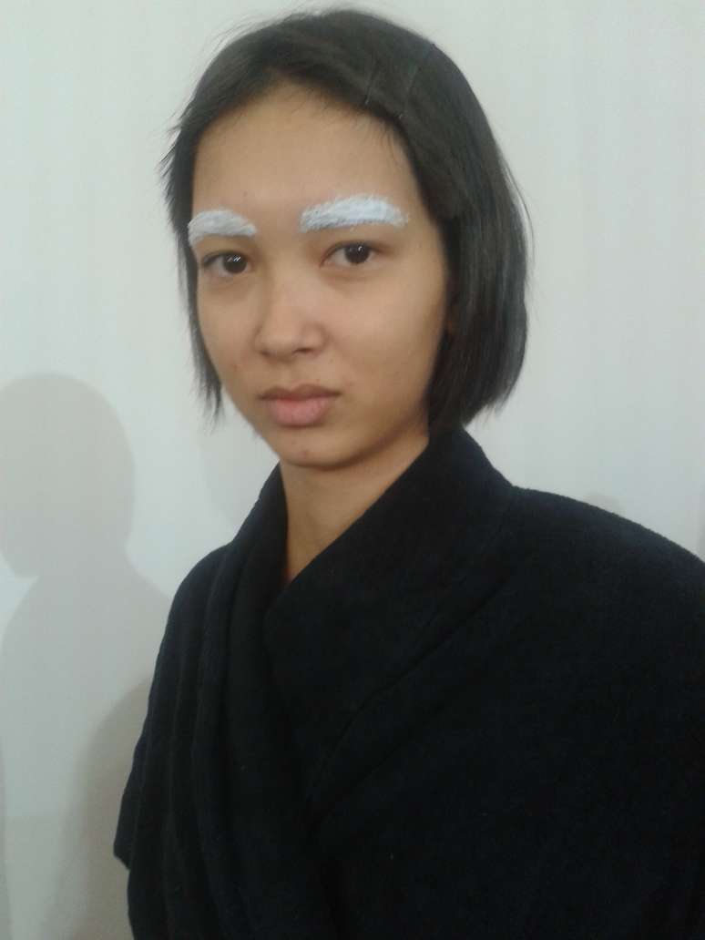 Eduarda Hermana posa com produto descolorante nas sobrencelhas. “Arde muito”, disse