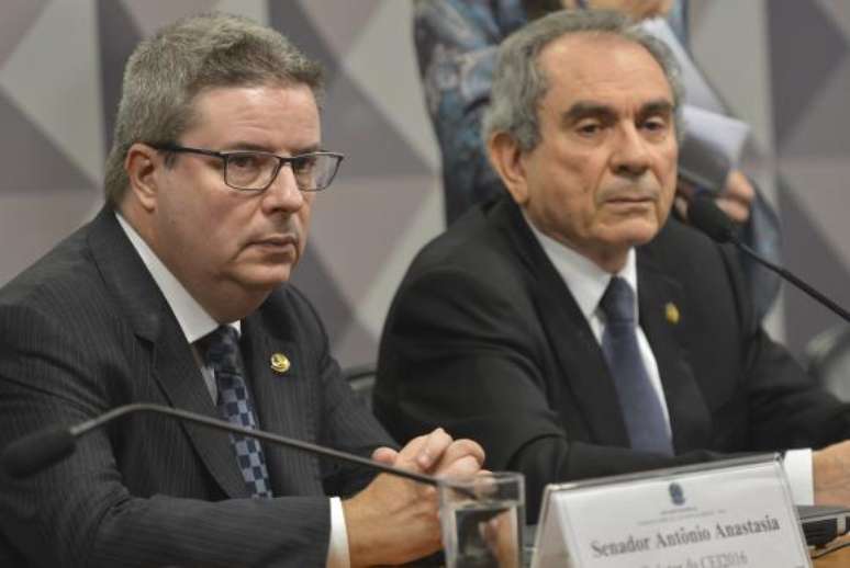 O presidente da Comissão Especial do Impeachment no Senado, Raimundo Lira, e o relator, Antonio Anastasia durante reunião para analisar e votar requerimentos 