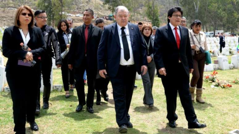 Azar (centro), presidente do tribunal, espera por informa&ccedil;&otilde;es do p&uacute;blico