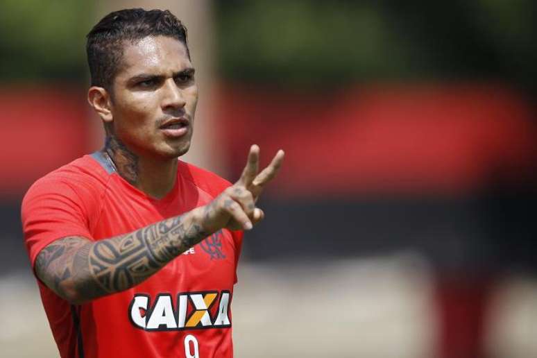 Auxiliar de Ricardo Gareca na seleção peruana, Roberto "Ñol" Solano tentou convencer o camisa 9 do Flamengo a ir para a Argentina