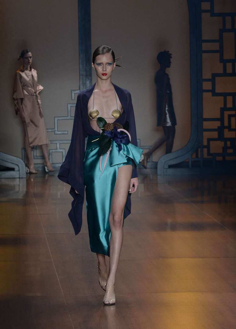 Adriana Degreas se inspira na Indochina com coleção sensual e elegante