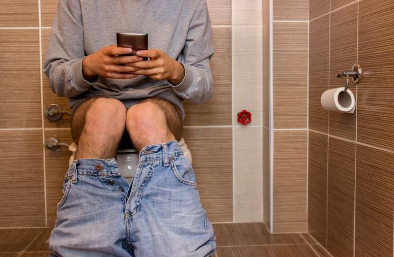 Algumas pessoas não largam o celular nem no banheiro