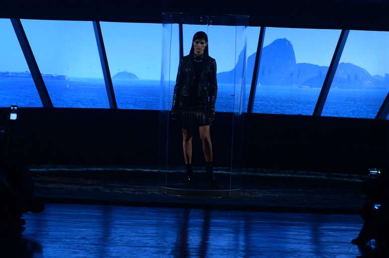 Isabeli Fontana abre desfile de Karl Lagerfeld para Riachuelo com projeção da vista do Museu de Srte Contemporânea do Rio, desenhado por Oscar Niemeyer