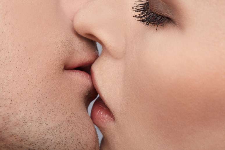 Segundo estudos sobre o tema, é a troca de testosterona presente na saliva dos homens e das mulheres que causa o aumento do desejo sexual 
