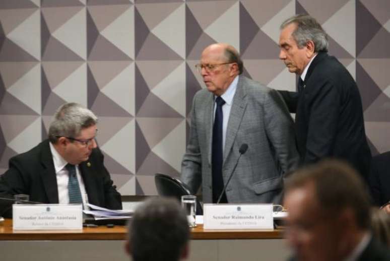  Antonio Anastasia, relator da Comissão do Impeachment no Senado (E); o advogado Miguel Reale Jr; e o presidente da comissão, Raimundo Lira 