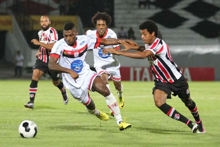 Com a estrela de Grafite e  gol de Bruno Morais no último lance, Santinha sai com a vitória por 2 a 1  sobre Campinense na ida da final nordestina. Empate na Paraíba valerá o caneco  