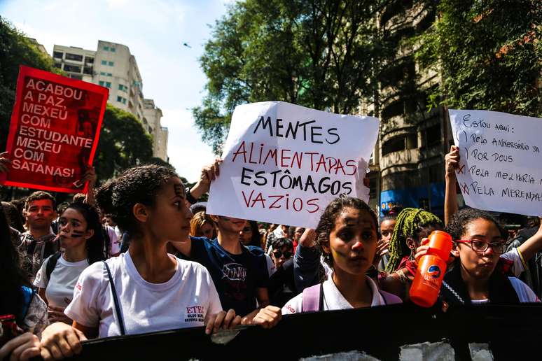 A Polícia Militar não fez contagem de quantas pessoas participaram do protesto, mas os estudantes estimam o número de mil pessoas.