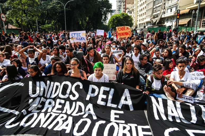 Aunos das escolas técnicas reclamam da ausência de refeições.