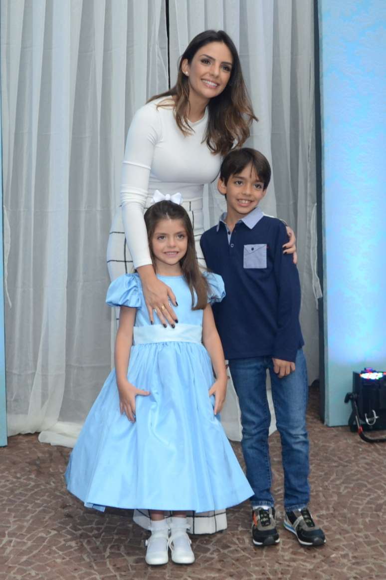 Carol Celico e os filhos na festa de 5 anos da menina Isabella 