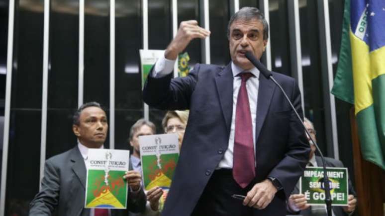 José Eduardo Cardozo em defesa do governo na sessão da Câmara que votou o parecer que recomendou abertura de impeachment da presidente Dilma Rousseff 