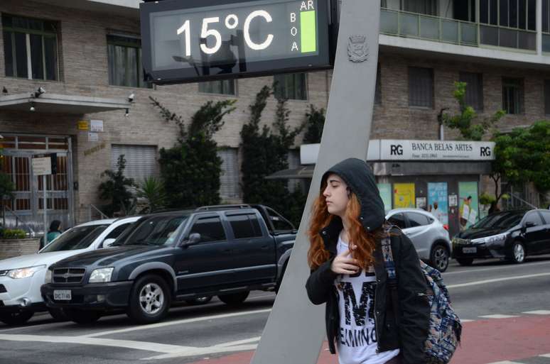 Termômetro marca 15ºC na avenida Paulista, em São Paulo (SP), na manhã desta sexta-feira (29).