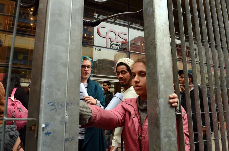 “Sofremos repressão da polícia, que usou spray de pimenta, gás lacrimogêneo e agressões físicas durante a ação", afirmaram os estudantes.