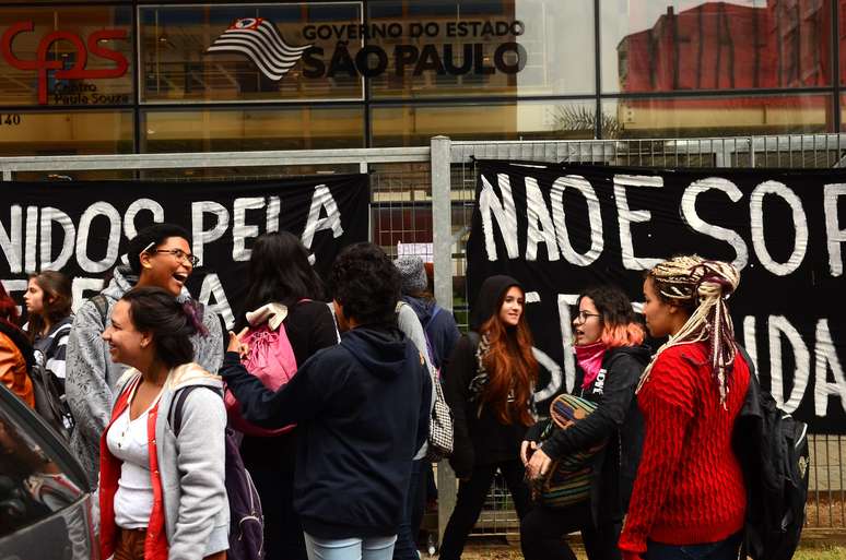 Os estudantes planejam continuar a ocupa&ccedil;&atilde;o durante a noite e est&atilde;o pedindo, pelas redes sociais, comida e &aacute;gua.