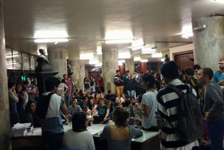 Assembleia de estudantes de direito da UFMG discute processo de impeachment