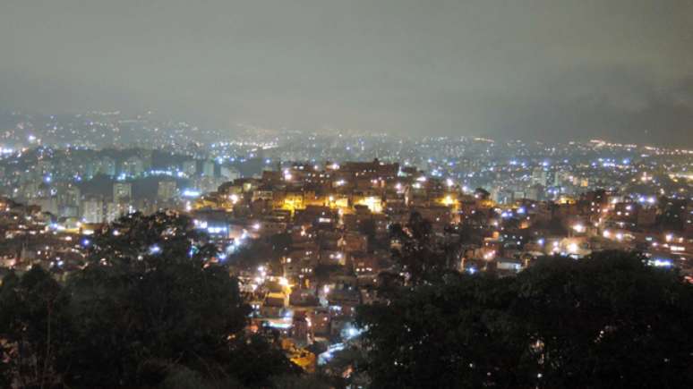 Noite em Caracas, a cidade mais violenta do mundo, está ficando cada vez mais vazia