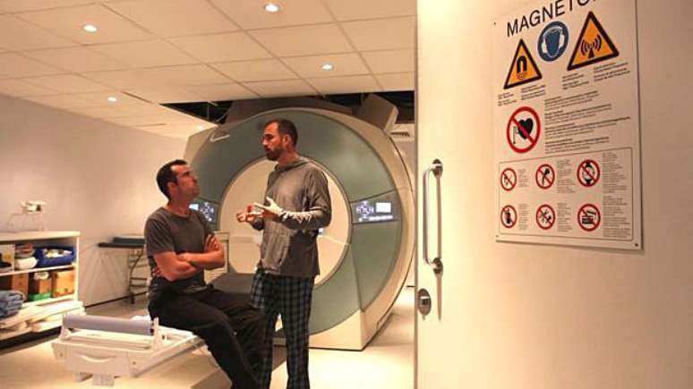 Xand van Tulleken ofereceu o irmão, Chris, para a ressonância magnética do cérebro (Foto: BBC)
