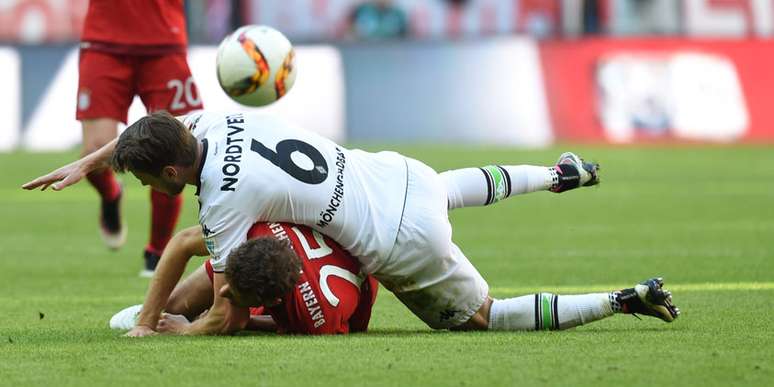 Precisando de uma vitória para ser campeão, equipe bávara leva gol de Hahn no segundo tempo e fica no 1 a 1 com o Borussia Mönchengladbach, em plena Allianz Arena