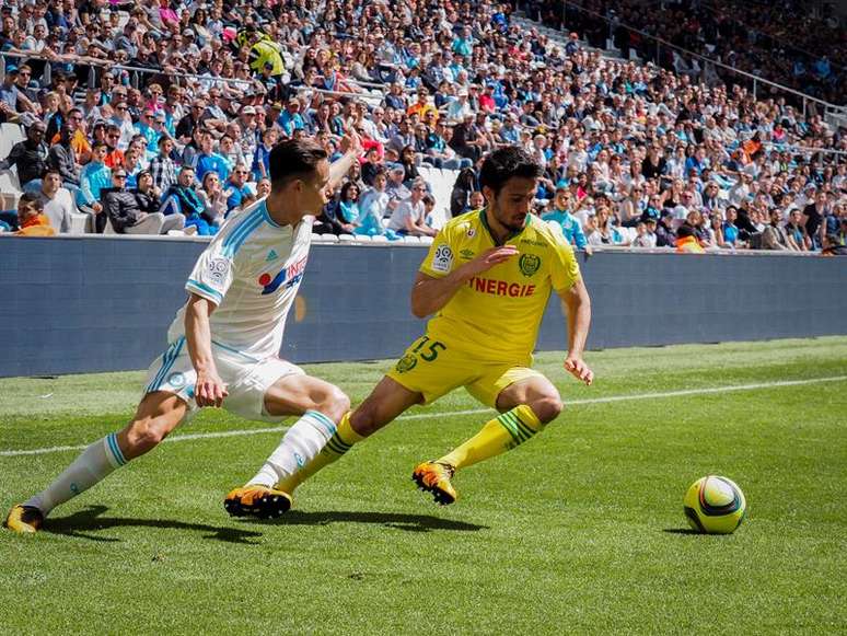 Pela 35ª rodada do Campeonato Francês, o Olympique de Marseille recebeu neste domingo a equipe do Nantes em sua casa, o Stade Velódrome, saiu atrás no marcador, buscou o prejuízo e ficou no empate em 1 a 1 ao apito final. 