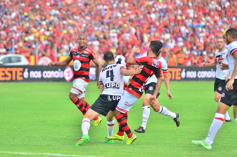 Tricolor pernambucano saiu perdendo para o Campinense, mas buscou o empate com Arthur e faturou o título da Copa do Nordeste pela primeira vez em sua história