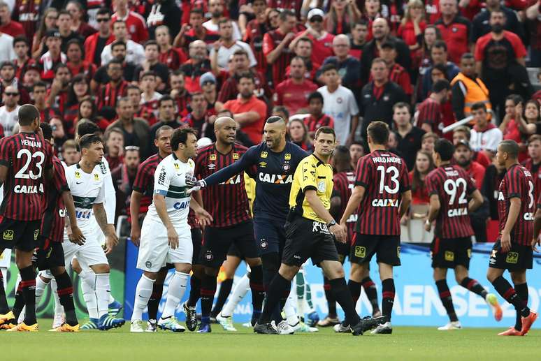 Clima esquentou durante o clássico paranaense que começou a decidir o título do campeonato estadual