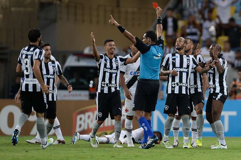 Sassa acabou sendo expulso e dificultou a reação do Botafogo na primeira partida final do Cariocão, contra o Vasco