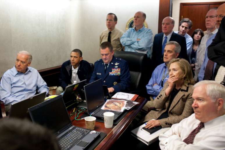 Presidente Barack Obama, o vice-presidente Joe Biden, a secretária de Estado Hillary Clinton e membros da Segurança Nacional durante reunião sobre a caçada ao terrorista