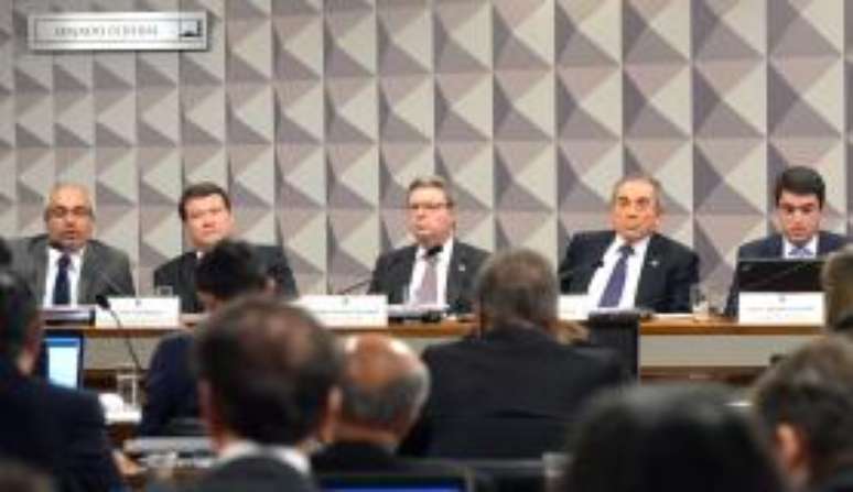 Reunião da Comissão Especial do Impeachment no Senado ouve especialistas indicados para defesa de Dilma 
