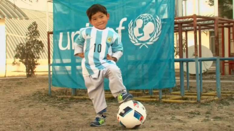 Murtaza, de cinco anos, vivia no leste do Afeganistão mas teve que mudar depois que família recebeu ameaças