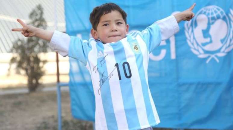 Esta imagem foi feita quando o menino ainda morava no Afeganist&atilde;o e tinha acabado de ganhar as duas camisas autografadas por Messi