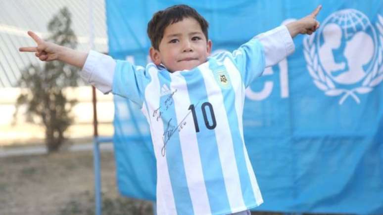 Esta imagem foi feita quando o menino ainda morava no Afeganistão e tinha acabado de ganhar as duas camisas autografadas por Messi