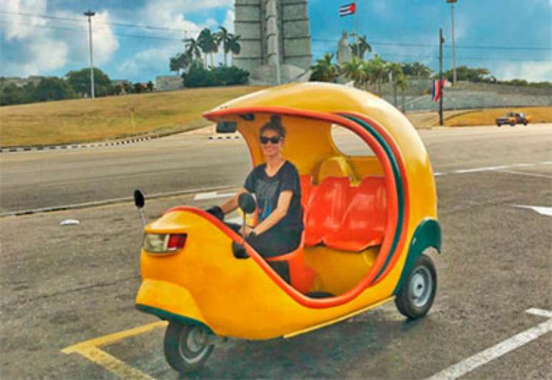 Gisele Bundchen usa carro divertido para foto em Cuba