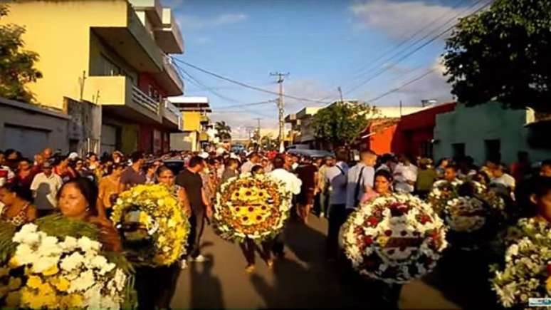 Cerimônia de sepultamento do radialista Israel Gonçalves da Silva, morto em Lagoa de Itaenga (PE); homicídio teria relação com denúncias que fazia contra crime organizado