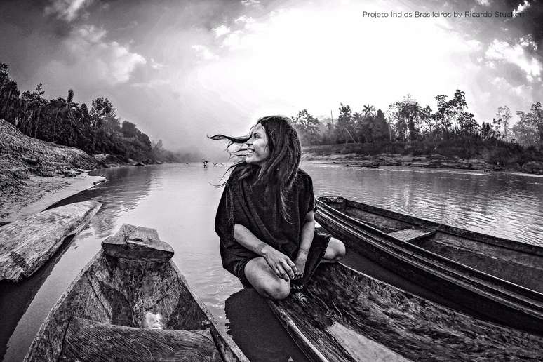 Na categoria “Nizwa-Pessoas” o fotógrafo foi selecionado pela imagem de uma índia da etnia Ashaninka em um barco no rio Amônia, no estado do Acre. 