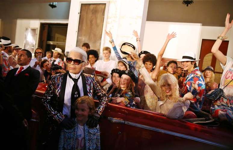 Diretor criativo da  Chanel, Karl Lagerfeld, durante desfile da marca, em Havana, Cuba